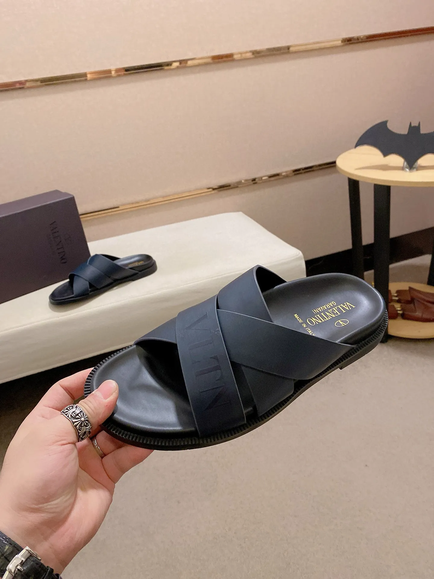 Men's shoes💰: 440💰[Valentino] New men's boutique slippers, counter quality, classic plaid, the actual workmanship is quite complex🔰The uppers are made of imported fabrics➕🐑Sheepskin lining, which tests the craftsman's craftsmanship➕original PU outsole. Size: 38-44 (45 can be customized, non-refundable)